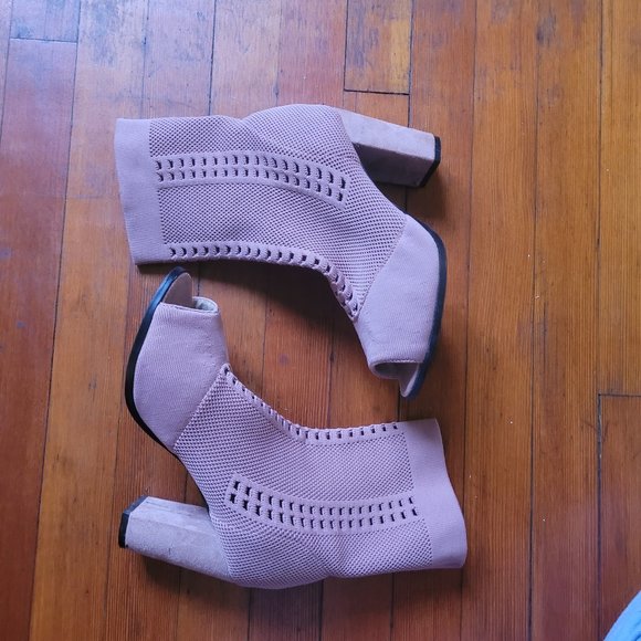 Blush Pink Knit Booties, sz 8.5 - Picture 4 of 7
